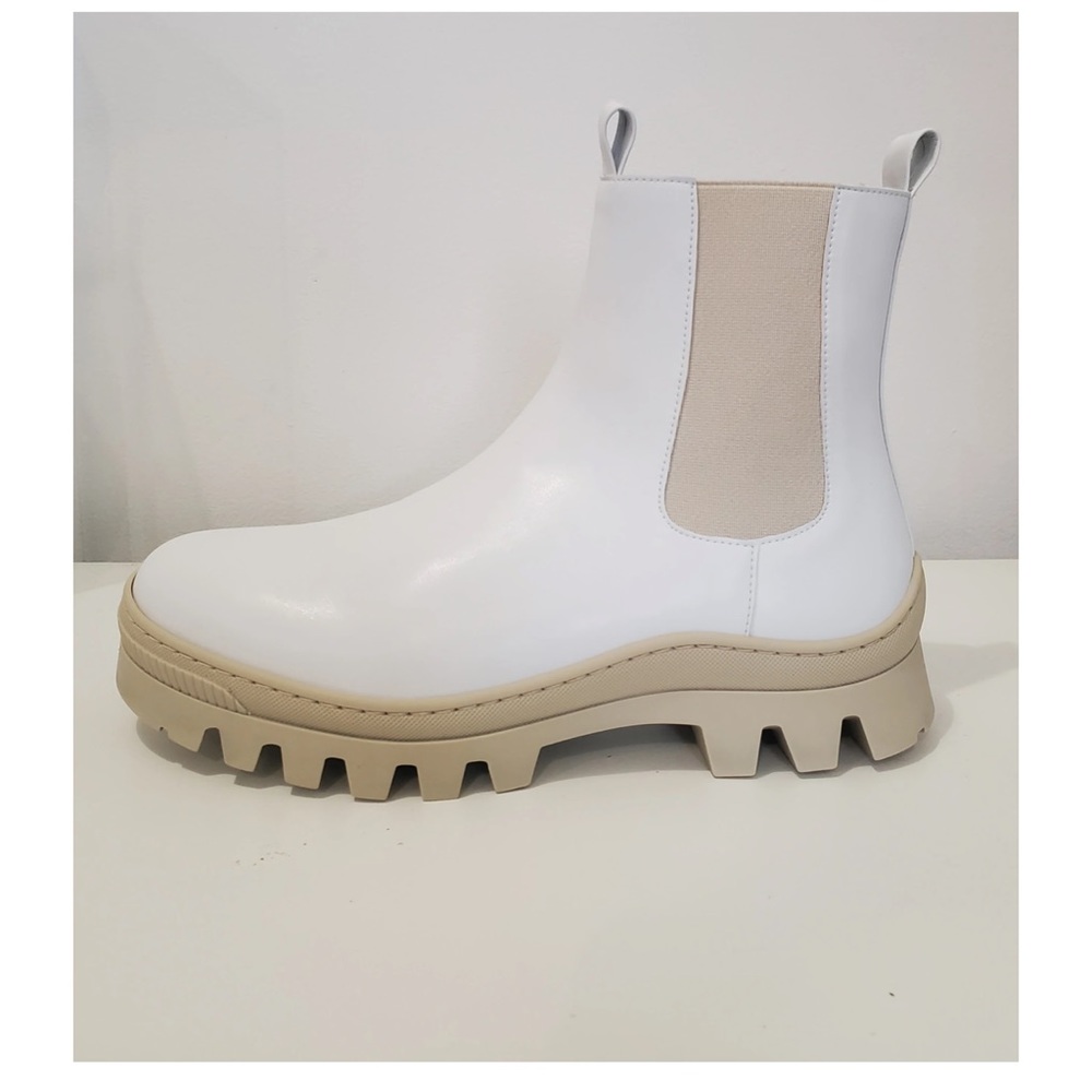 Nomia Kai Chelsea Boot - white/beige